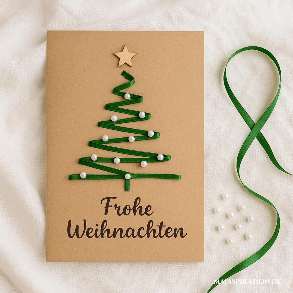 DIY Weihnachtskarte mit grünem Band als Tanne und weißen Perlen