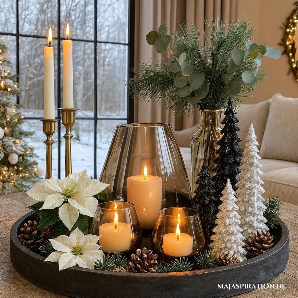 Stilvolles Deko-Tablett für Weihnachtsdeko mit Windlichtern, Kunsttannen und weißen Blüten