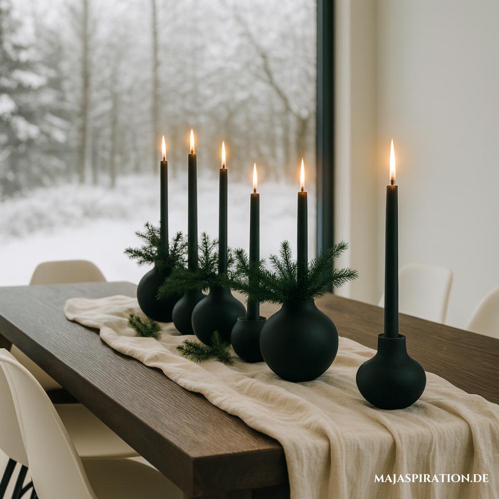 Minimalistische weihnachtliche Tischdeko mit schwarzen Vasen