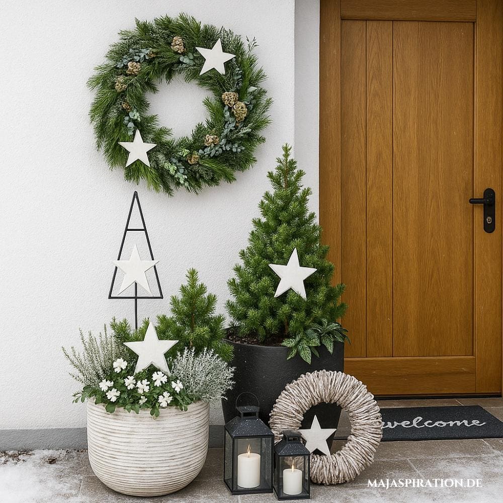 Weihnachtsdeko Haustüre mit weißen Sternen und Pflanzentöpfe