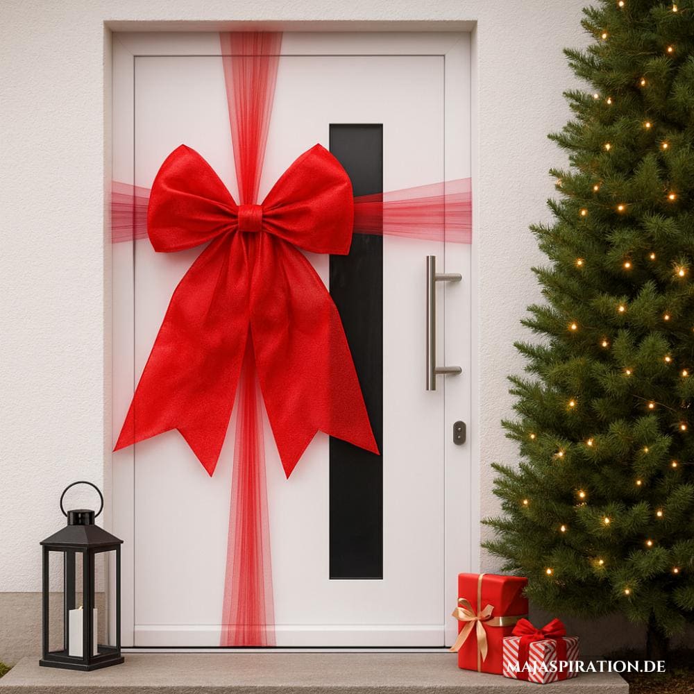 Festliche Weihnachtsdeko Idee für die Haustüre mit großer roter SChleife