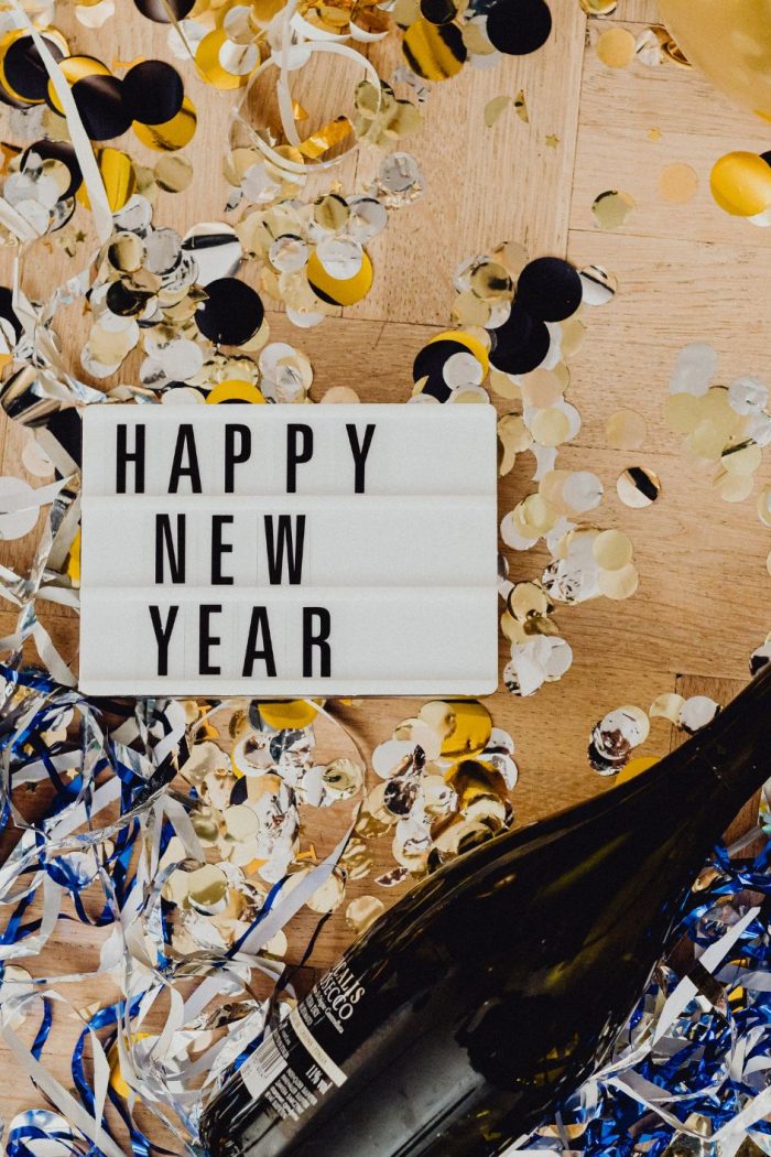 24 Silvester Deko Ideen: von Tisch & Buffet über stilvolle Themes für die Party Zuhause!