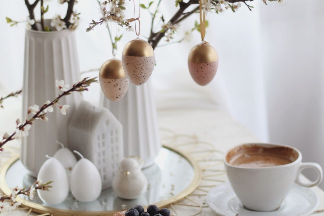 30 Ostertablett Deko Ideen: natürlich & elegant dekorieren für ein wundervoll österliches Zuhause!