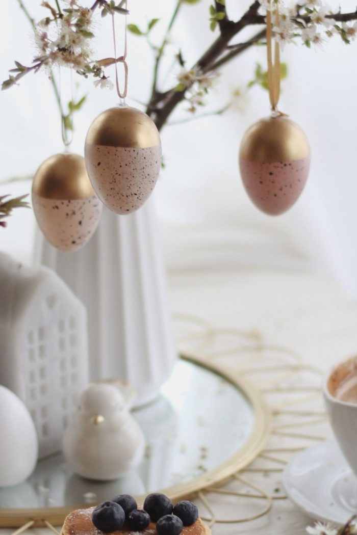 30 Ostertablett Deko Ideen: natürlich & elegant dekorieren für ein wundervoll österliches Zuhause!