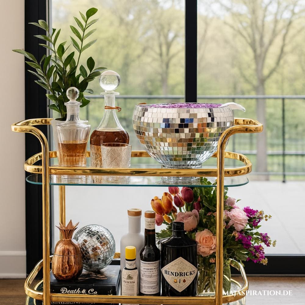 Home Bar Idee mit Karaffen und Discokugel Flaschenkühler