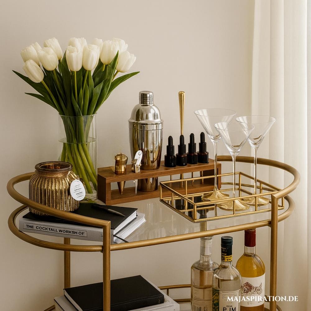 Stilvolle Home Bar mit Bar-Utensilien, weißen Tulpen und Serviertablett mit Gläsern