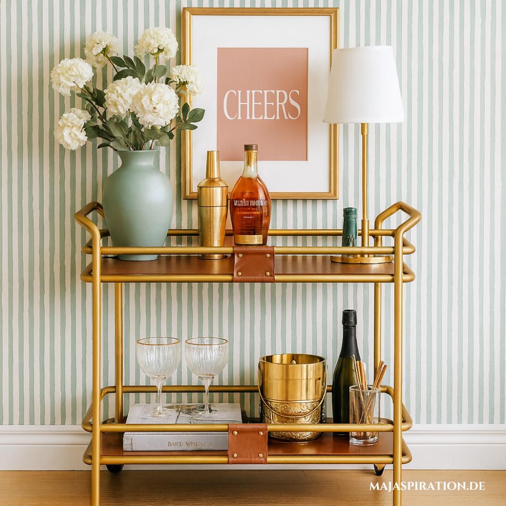 Retro Home Bar vor gestreifter Tapete mit Blumenvase und Tischlampe