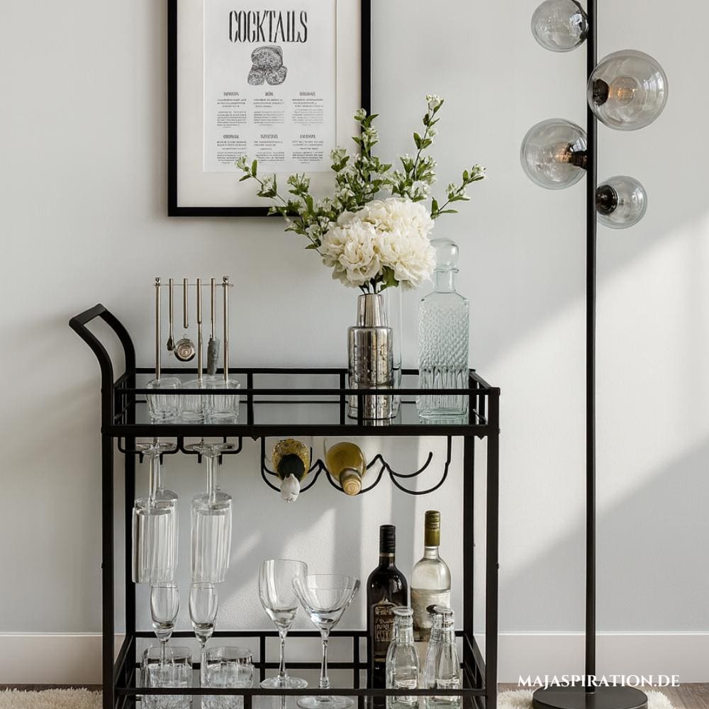 Schlichte und moderne Home Bar mit schwarzem Servierwagen