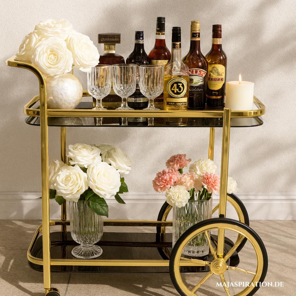 Romantischer Servierwagen in Gold mit Blumensträußen als Home Bar