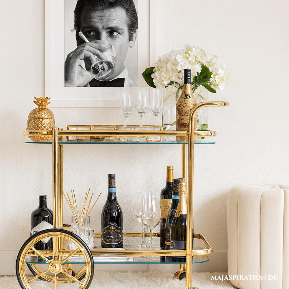 Luxuriöse Home Bar auf goldenem Servierwagen mit Schwarzweiß Bild