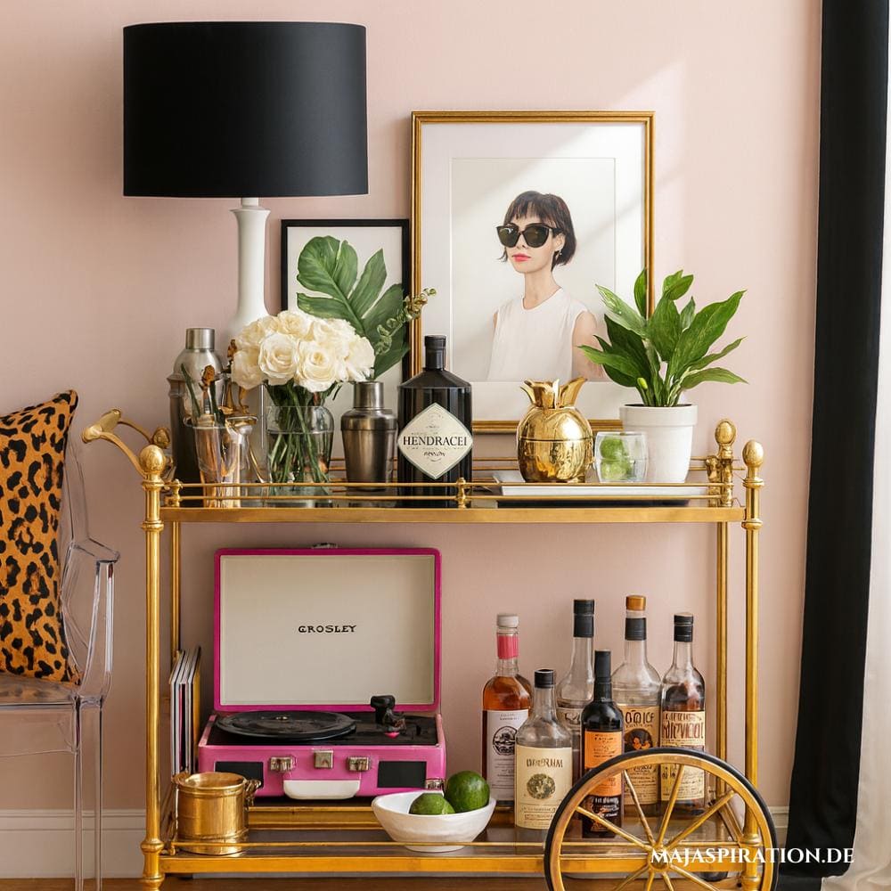 Retro Pop Home Bar auf Servierwagen mit schwarzer Tischlampe, pinken Plattenspieler und gezeichneten Bildern