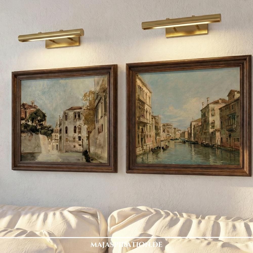 Antike Wandbilder mit Wandleuchten zur Beleuchtung