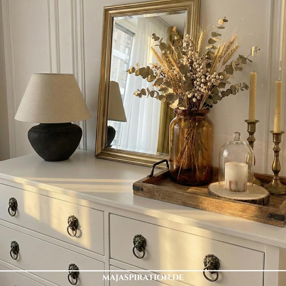 Weiße Kommode mit antiken Türgriffen für den Frugal Chic Look