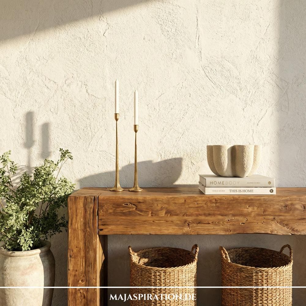 Massivholz-Konsolentisch mit Frugal Chic Deko und Flechtkorben darunter