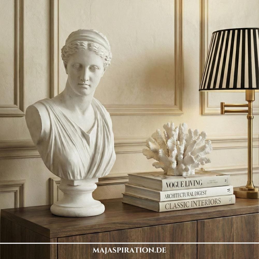 Konsolentisch Deko Idee mit weißer Büste, Dekobüchern und schwarz-weiß gestreifter Lampe.