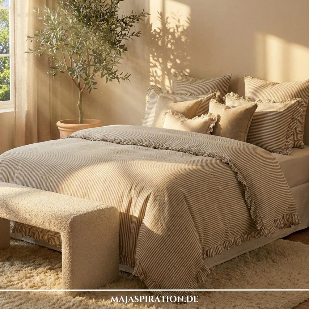Elegantes Schlafzimmer mit Betthusse und gestreifter Bettwäsche