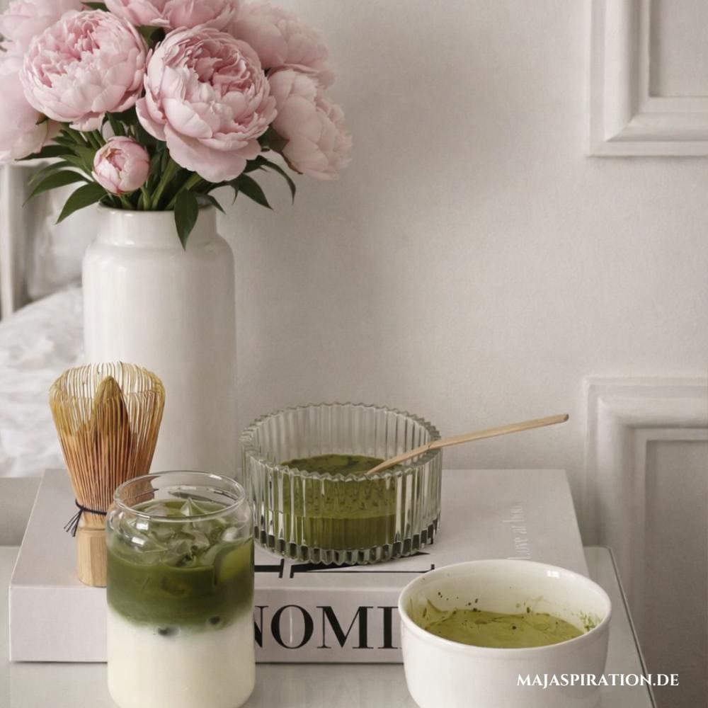 Ästhetisches Matcha-Set mit Besen als Idee für ein stilvolles Geschenk