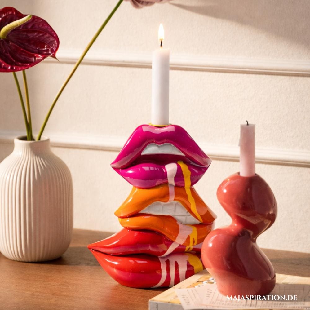 Ausgefallener Kerzenständer aus drei Kussmunden in rot, orange und pink