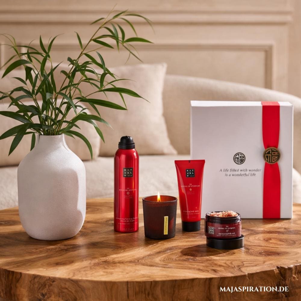 Rituals Geschenkset auf Holztisch mit kleiner Vase mit grünen Zweigen