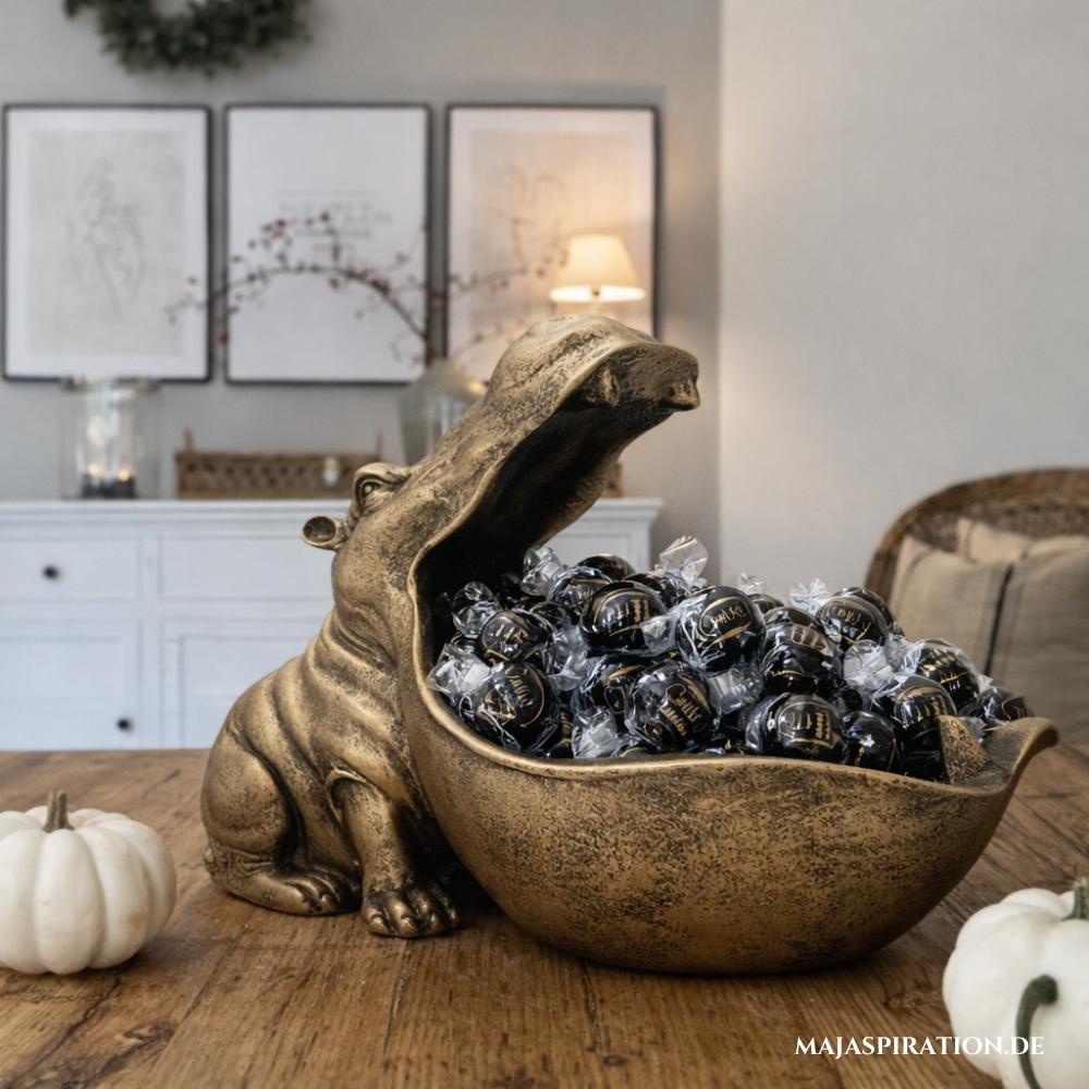 Große Nilpferd Dekoschale mit Schokoladenbonbons gefüllt