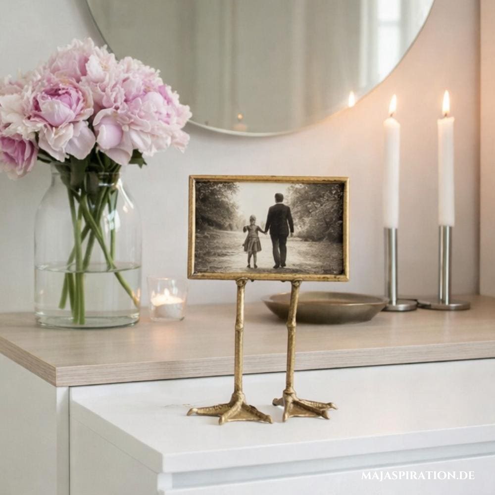 Ausgefallener Bilderrahmen aus Gold mit Entenfüßen