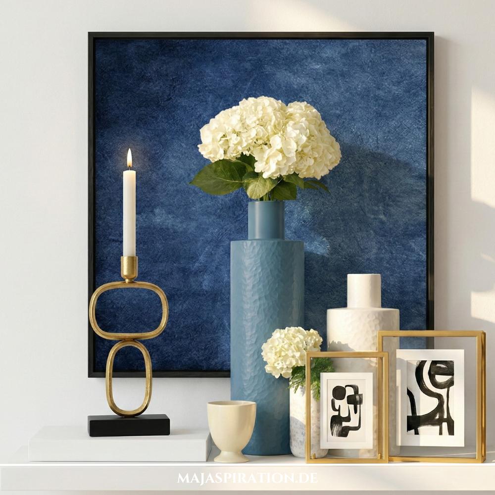 Regal dekorieren mit blau-goldenen Akzenten