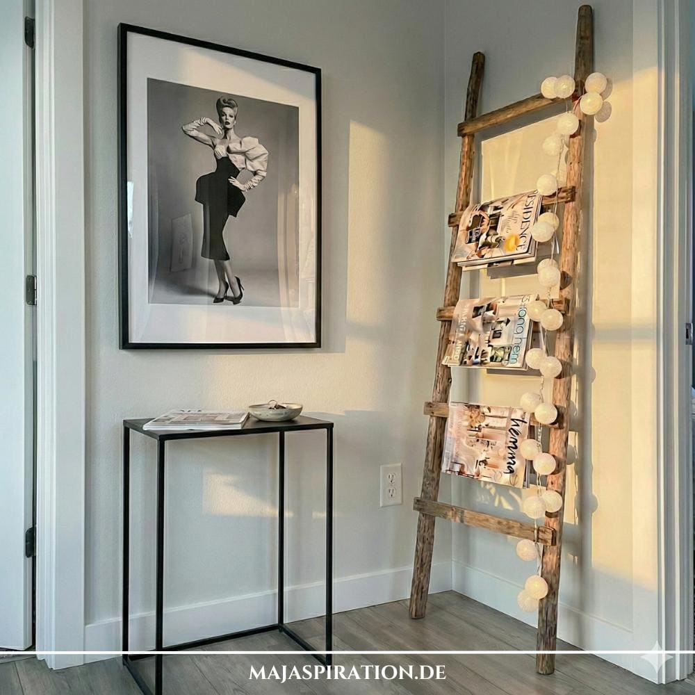Holzleiter als Magazinständer mit Lichterkette als Stylingidee für Flure und leere Raumecken