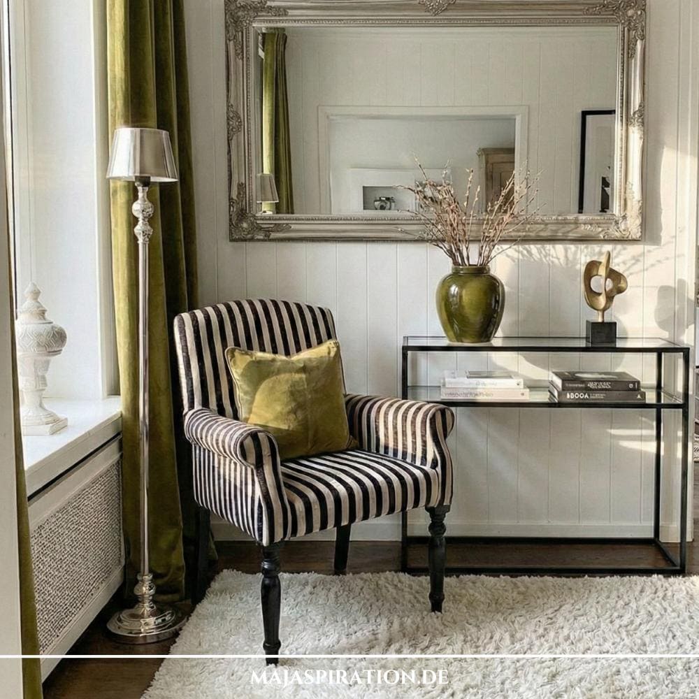 Leere Ecke gestalten mit schwarz-weiß gestreiftem Lesesessel und grünen Akzenten neben antik-silberner Stehlampe